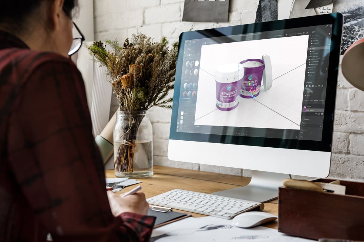 Persoon achter computer maakt een 3D rendering