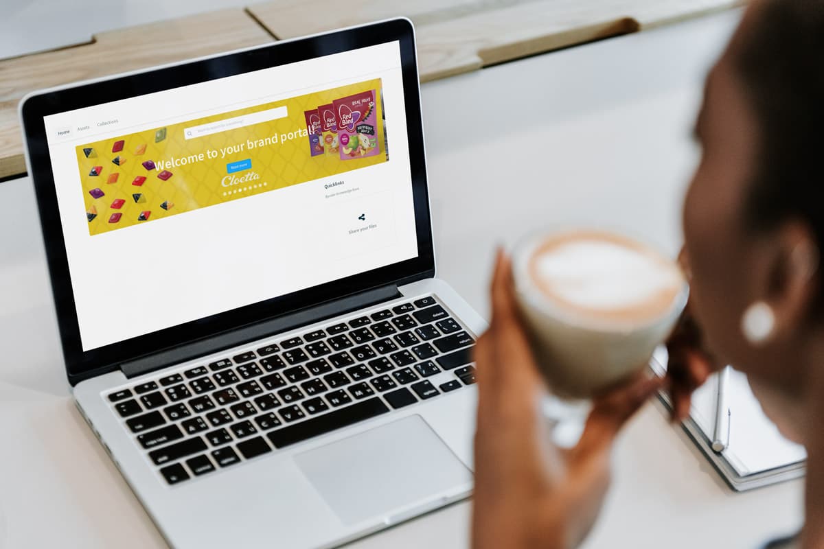 persoon kijkt op laptop naar een brandportal of beeldbank