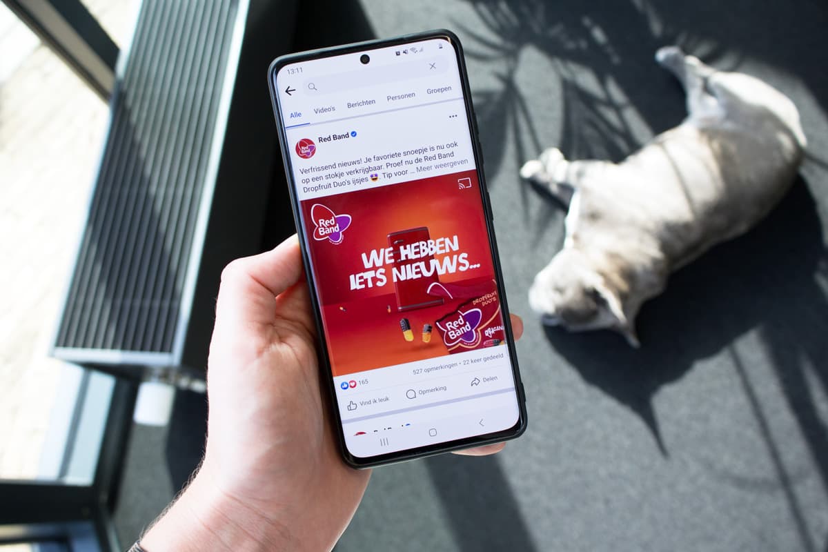 Telefoon in de hand met een animatie op het scherm