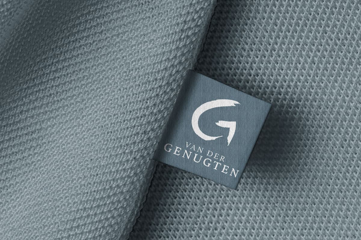 Van der Genugten logo op textiel label